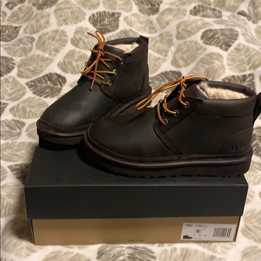 NEW IN BOX UGG BOOTS women’s 6.5/men’s 5